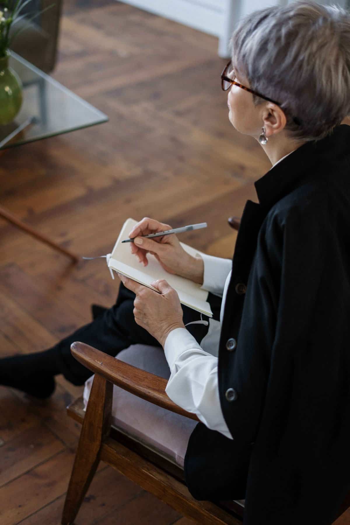 Feature Image for an article on best AI Coach. An image of a woman taking notes as she learns from her AI Coach.